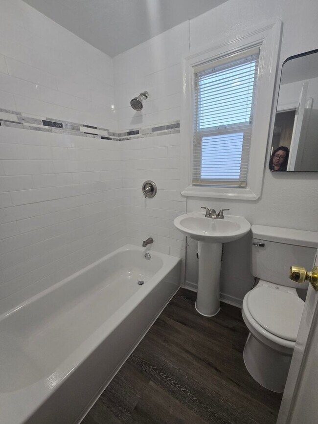 Building Photo - 512 N Palm St