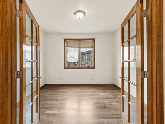Building Photo - Exceptionally Spacious in the Pointe!