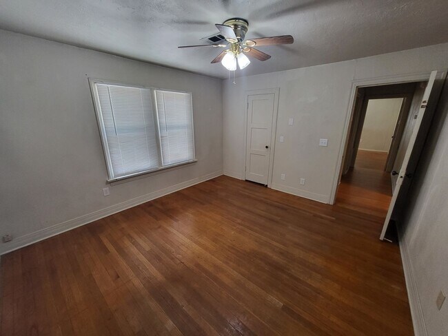 Building Photo - 3 bedroom 1 bathroom house with garage and...