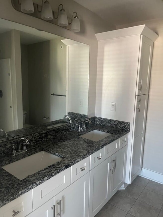 Building Photo - Stylish Spring Hill Townhome – 2 Suites + ...
