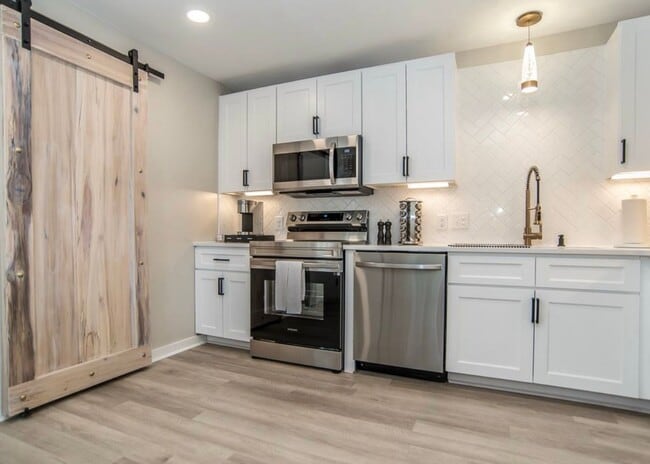 Building Photo - **OFFERING 1/2 OFF FIRST MONTH'S RENT FOR 9+ MONTH LEASE & REFUNDABLE APPLICATION FEES** Luxuriou...