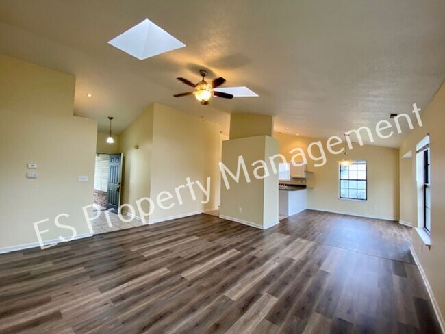 Building Photo - Wonderful 3 Bedroom 2 Bathroom Ranch Style...