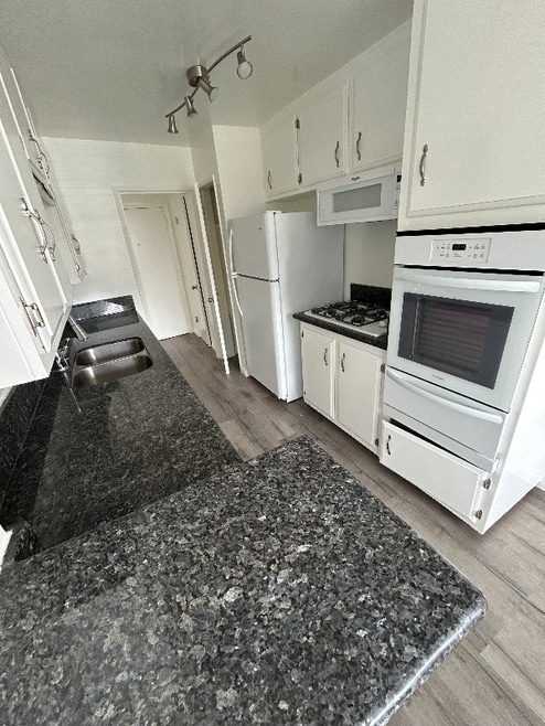 Building Photo - 12221 San Vicente Blvd