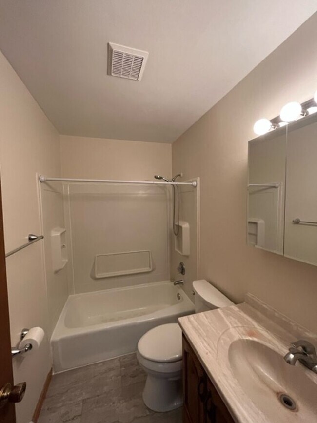 Building Photo - 425