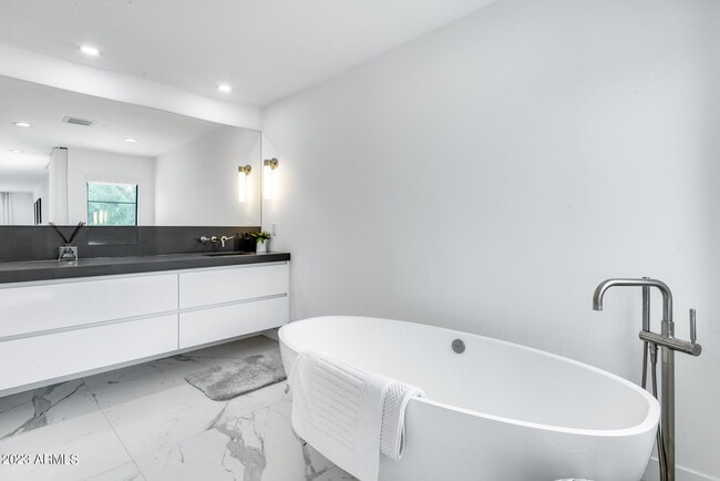 Building Photo - 8618 N Timberlane Dr