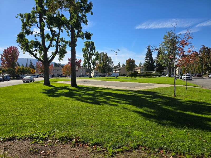 Building Photo - 1751 Ross Cir