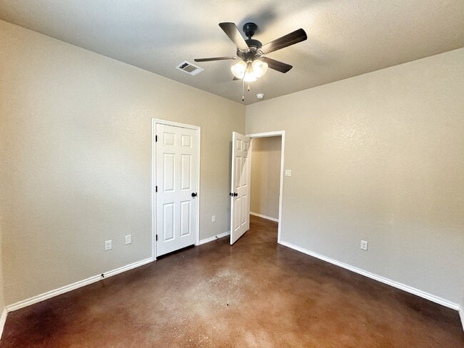 Building Photo - Spacious 3 Bed, 2 Bath Duplex for Lease in...