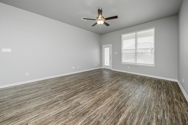 Building Photo - 521 Fallbrook Dr