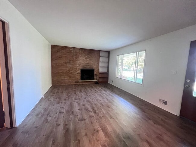 Building Photo - Two Bedroom Duplex SE Side w/ Decorative Fireplace! One Stall in Garage!