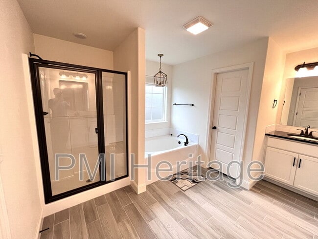 Building Photo - 6002 NW Meade St