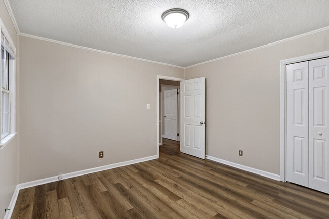 Building Photo - 207 S Hillcrest Dr