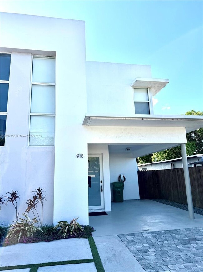 Building Photo - 918 NW 23rd Ct