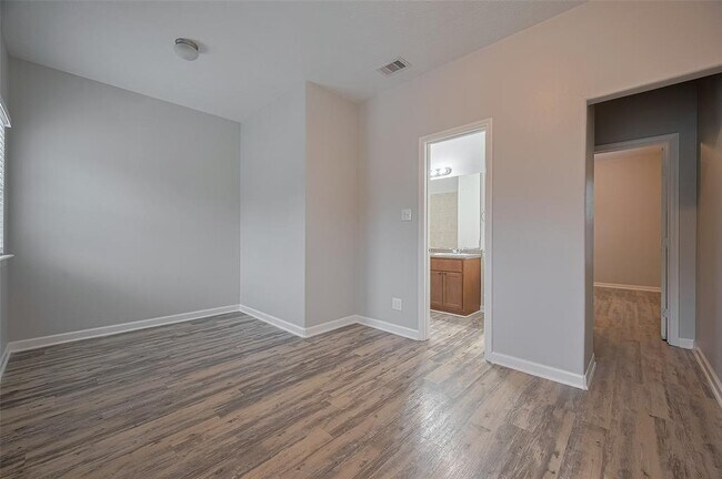 Building Photo - 5009 Willow Point Dr
