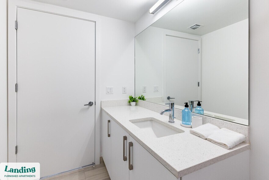 Building Photo - 200 NE 1st Ave