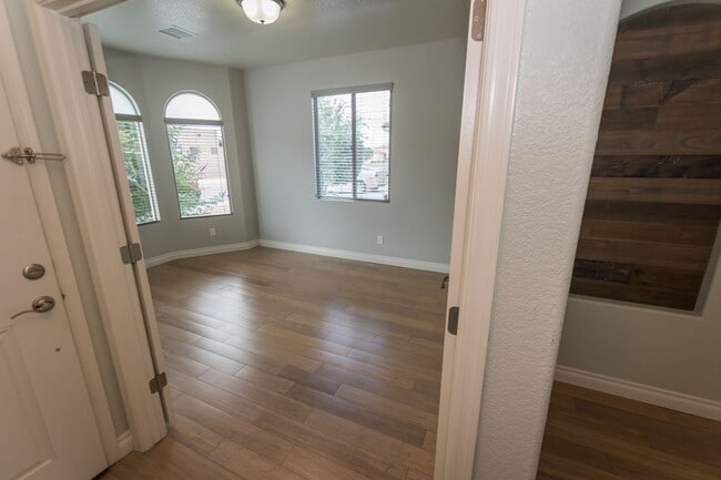 Building Photo - Gorgeous 4 Bedroom 2 Bathroom Home! Centra...