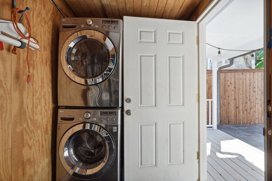 shared laundry - 3980 Annunciation St