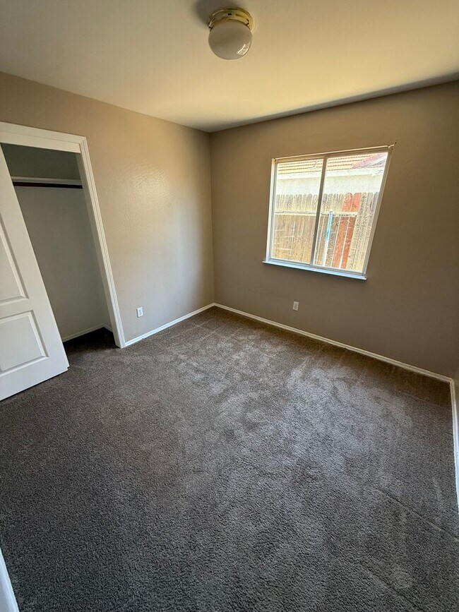 Building Photo - Spacious 4-Bedroom Home in Riverlakes Comm...