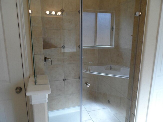 Building Photo - 5623 S Denham Ridge Ln
