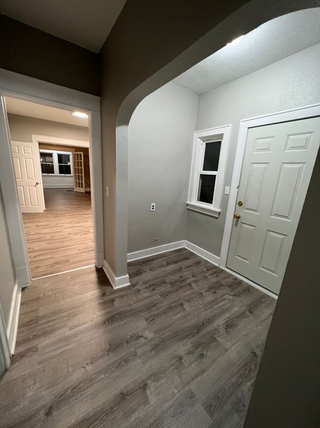 Building Photo - Huge 5 Bedroom House!  With garage!!!  Fre...