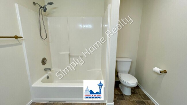 Building Photo - LUXURY DUPLEX RENTAL WITH SPACIOUS BACKYARD