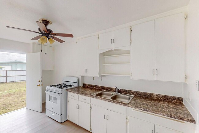 Building Photo - ****$500 OFF FIRST FULL MONTHS RENT WITH MOVE IN ON OR BEFORE 1-10-2026****