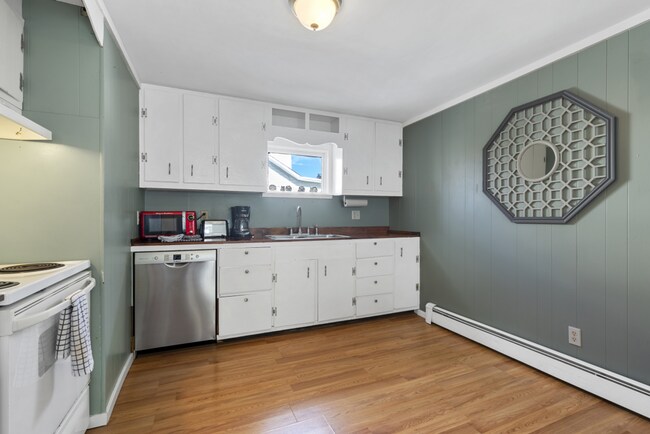 Building Photo - WINTER RENTAL Fully Furnished 2 Bedroom Co...