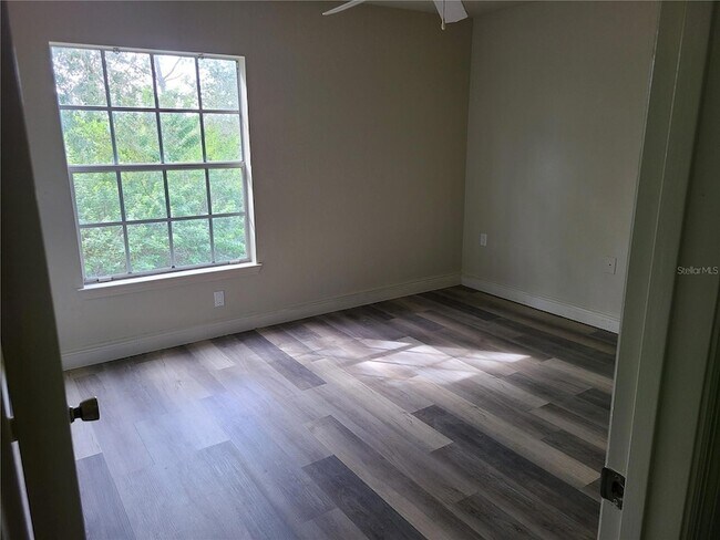 Building Photo - 8911 Manor Loop