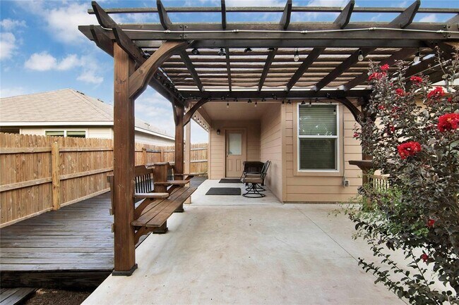 Building Photo - 704 Red Tails Dr