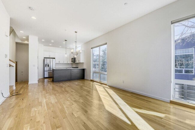 Building Photo - Bright Contemporary 3 Bedroom 2 Bath - August 1st!