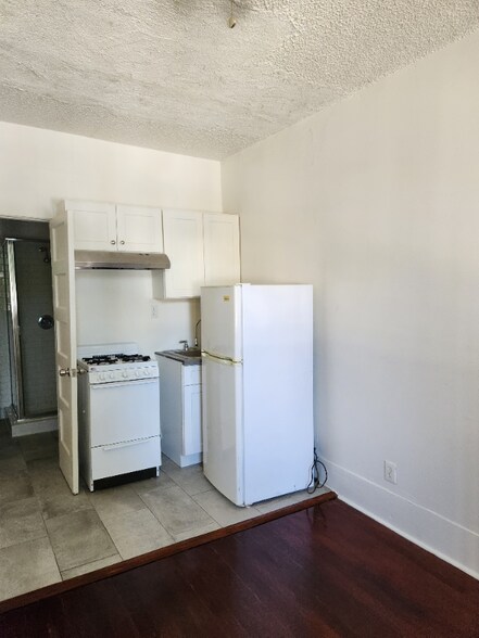 Building Photo - 1114 Poinsettia Dr