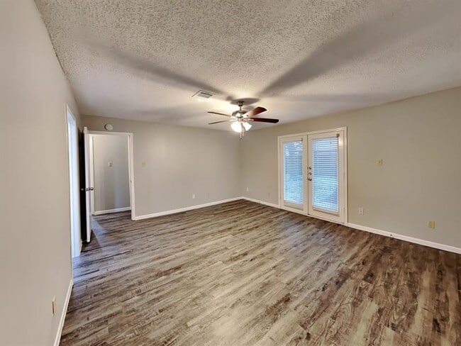 Building Photo - 1403 Ravenscourt Dr