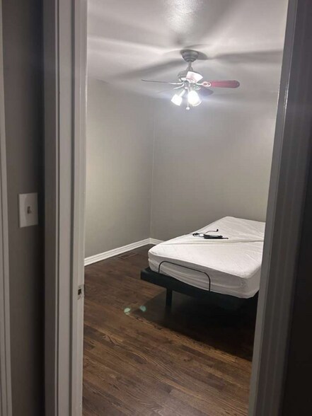 Building Photo - 215 W 89th St