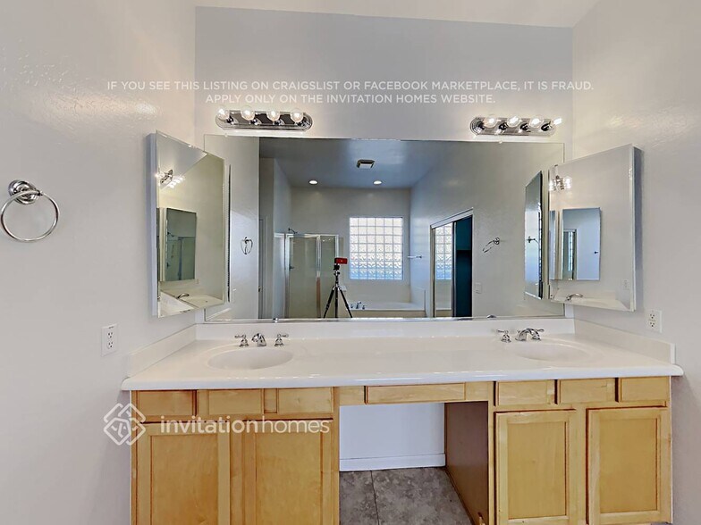 Building Photo - 7209 W Paradise Ln