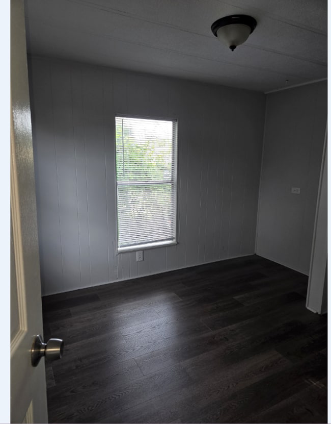 Building Photo - 2 Bedroom 1 Bath Mobile Home