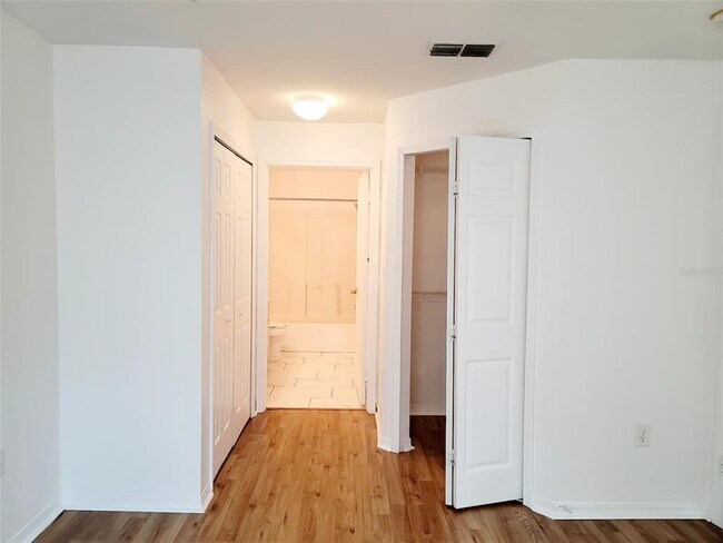 Building Photo - 5475 Vineland Rd