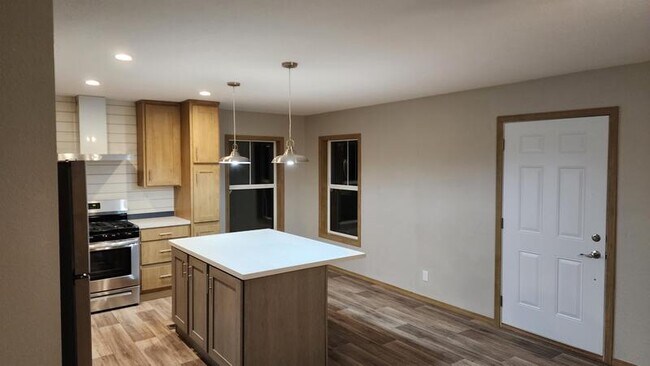 Building Photo - 11 Andreasen Dr