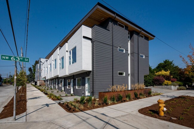 Building Photo - Modern 3-Level Townhome (2020) with Private Roof Deck & A/C