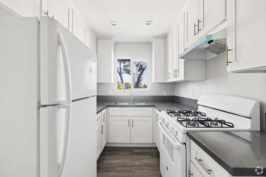 2BR, 1BA - 900SF - Kitchen - 4603 E 118th St.