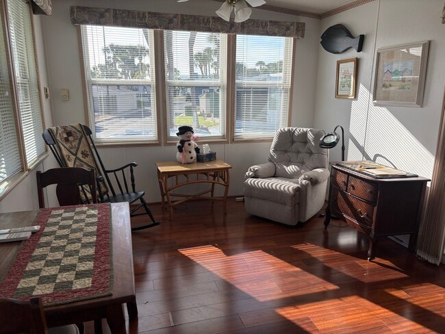 Building Photo - 562 Carousel Ln