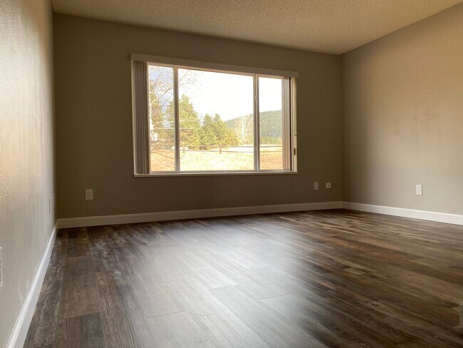 Building Photo - 380 Paradise Cir