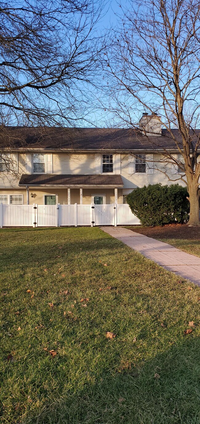 Building Photo - 1358 Red Tail Hawk Dr