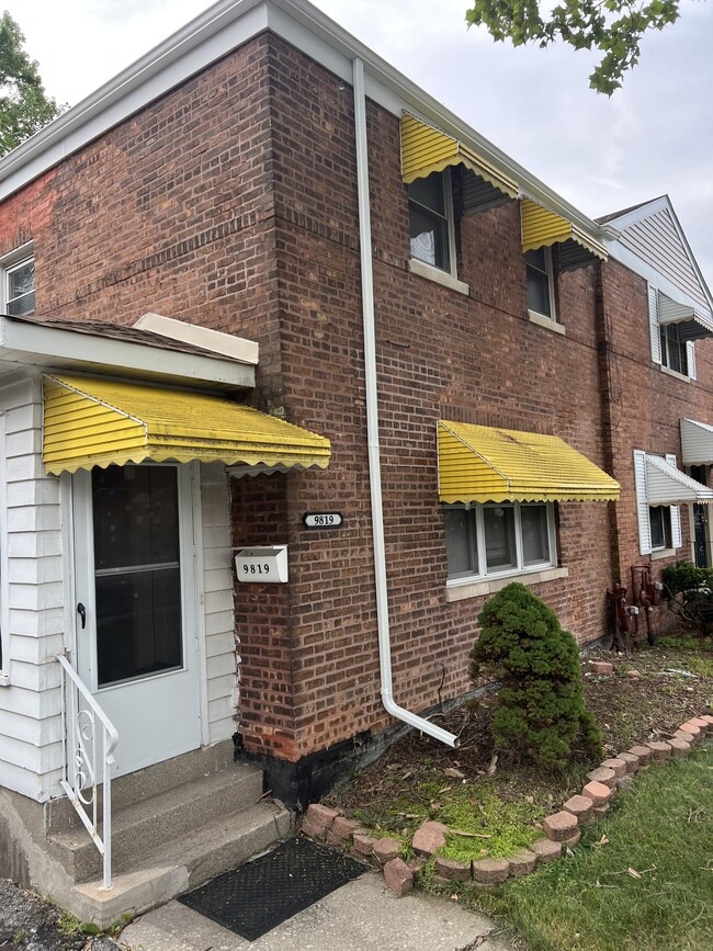 Building Photo - 9819 S Clyde Ave