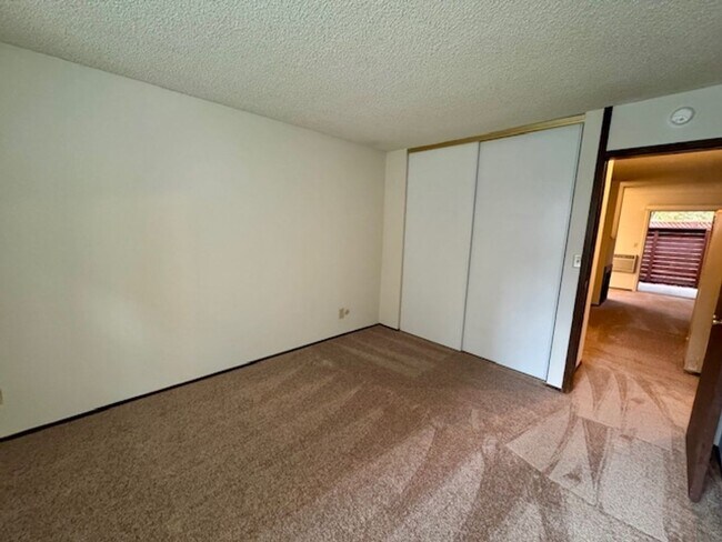 Building Photo - Wonderful lower level 2 bedroom, 1 bath co...