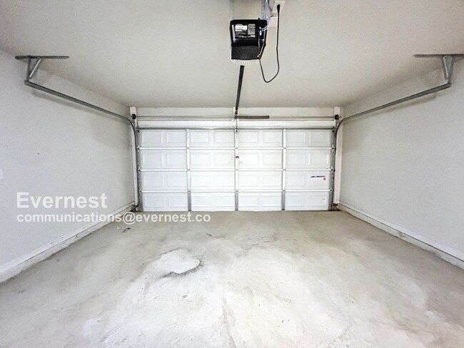 Building Photo - 3 Bed/2.5 Bath Home with Garage / Pet-Friendly / Coming Soon!