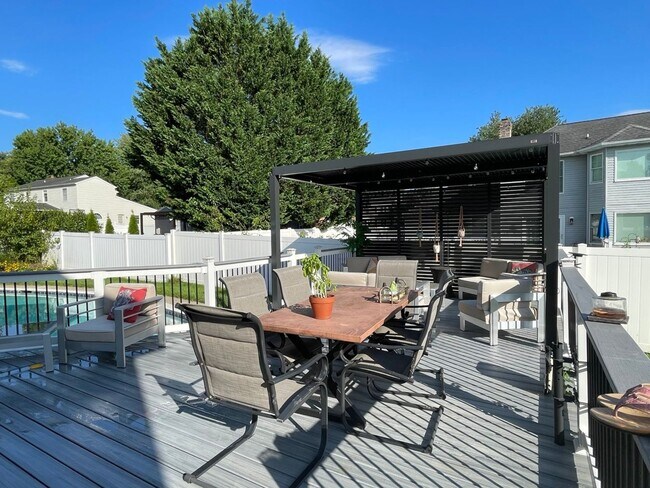 Building Photo - 727 Macphail Ct S