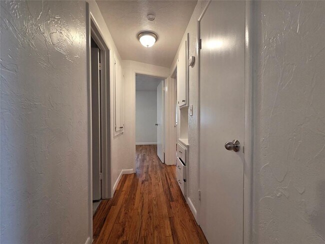 Building Photo - 1005 SW 53rd St