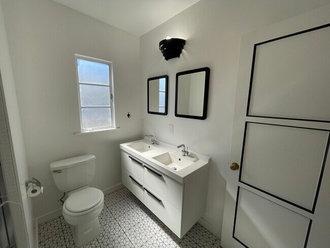 Building Photo - 11672 Oxnard St