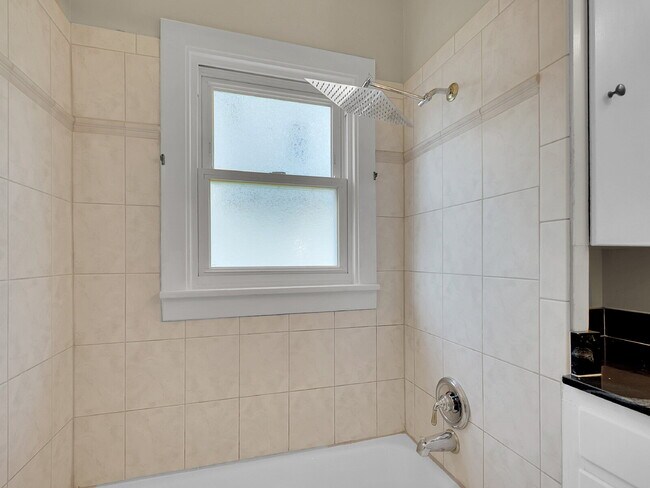 Building Photo - $2,295.00, 1 Bed, 1 Bath Home in Denver