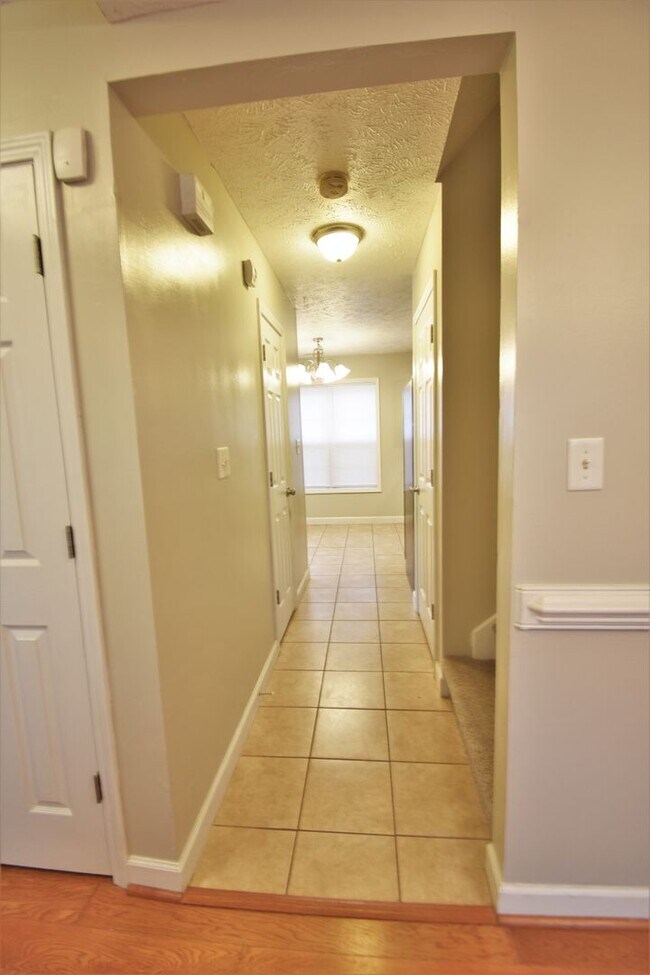 Building Photo - 4 Bedroom, 2 Bathroom : Pets under 30 lbs