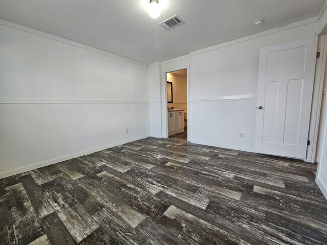 Building Photo - 16830 Oak Leaf Ct